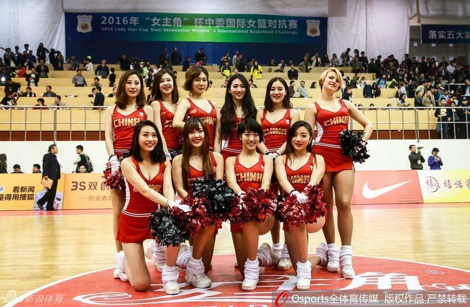 火辣舞姿燃爆赛场 巅峰啦啦队倾情助阵中国女篮 队员们别出心裁地摆出红极一时的“鸟叔”标志性骑马舞造型,搞怪又可爱的动作引发了全场的欢笑与掌声。