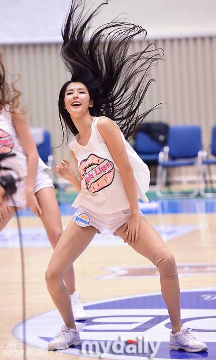 热舞搅动篮坛:韩国职业联赛啦啦队的冬日传奇 镜头拉近,这位拥有精致“雕刻脸”的啦啦队员正随着音乐扭动腰肢,超短裙摆随着动作轻轻飘起,甜美的笑容与她火辣的身材形成强烈反差。