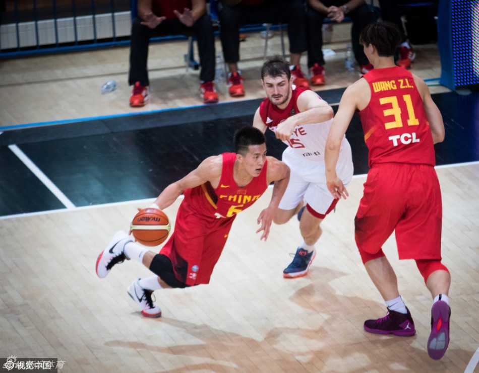 郭艾伦与王哲林在弧顶进行挡拆配合，郭艾伦正准备加速突破，王哲林的掩护牢牢挡住了防守球员