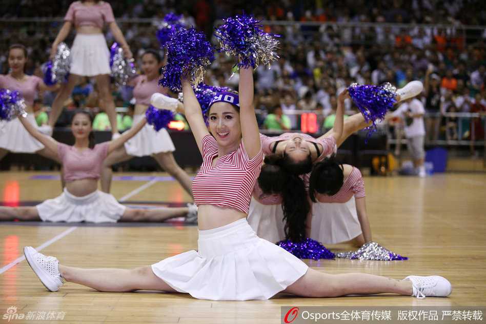 即使是一个眼神的交汇，也传递着自信与热情，她们的笑容有着穿透镜头、感染每一位观众的魔力。