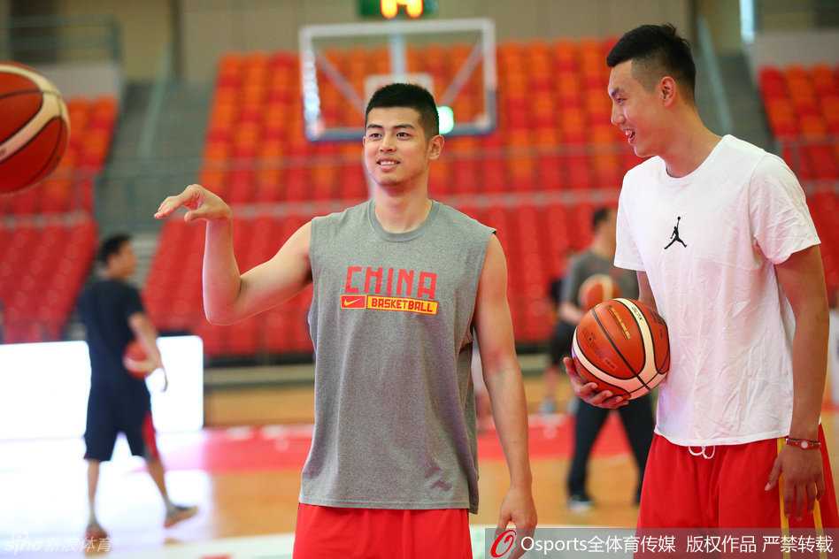 柯尔克孜族小伙可兰白克·马坎面对亲自上阵示范防守的宫鲁鸣指导，没有丝毫放水。他压低重心，一个敏捷的胯下运球干净利落地过掉了宫指导，眼神中闪烁着对胜利的渴望和初生牛犊不怕虎的锐气。