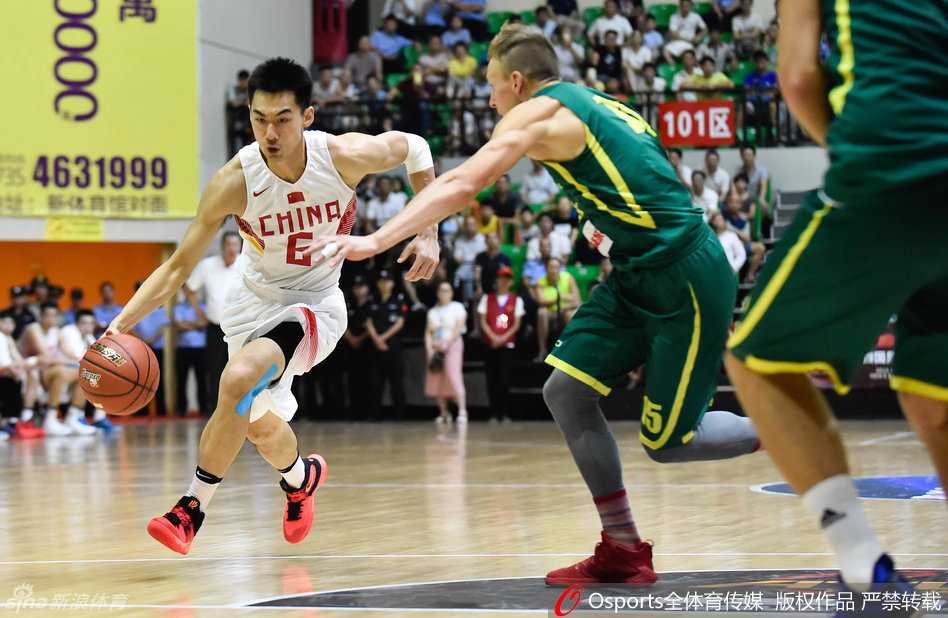 热血亚特拉斯:国奥男篮激战录,方硕崔晋铭联袂献技 开场哨声响起瞬间,双方中圈跳球,沈梓捷与对手高高跃起,犹如雄鹰争夺领空权,比赛一触即发。