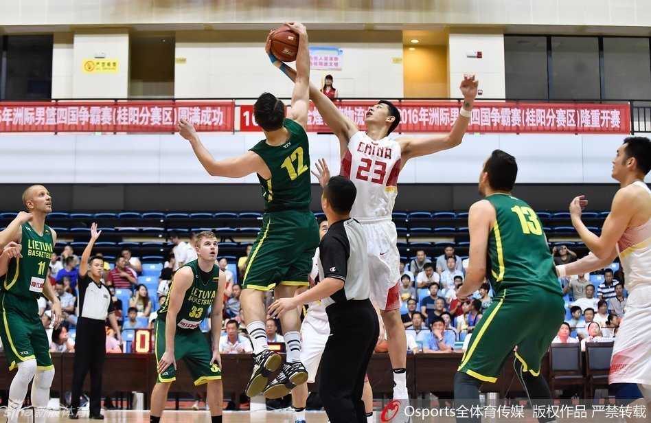 热血亚特拉斯:国奥男篮激战录,方硕崔晋铭联袂献技 沈梓捷如大鹏展翅,双手擎天,以一记势大力沉的单手劈扣终结进攻,尽显内线猛兽本色。