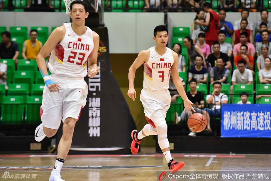 热血亚特拉斯:国奥男篮激战录,方硕崔晋铭联袂献技 崔晋铭持球如利刃般撕开防线,他眼神坚定,加速突破,在防守球员缝隙间寻找上篮良机。
