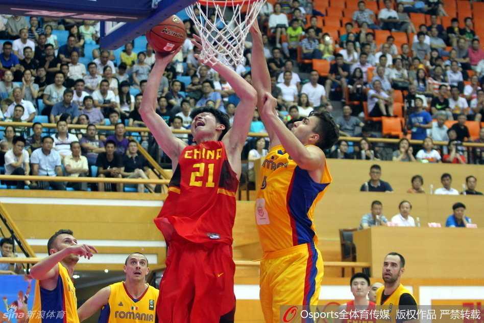 陶汉林在篮下高高跃起，用指尖将球稳稳一点，成功抢下关键的进攻篮板，二次进攻的序幕就此拉开。