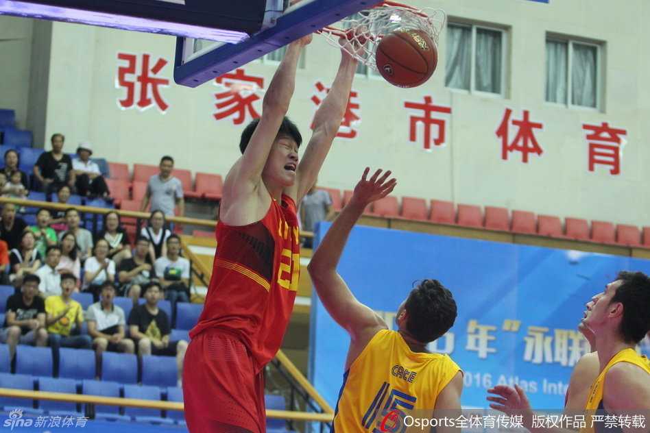 方硕在场上冷静地观察队友跑位，他高举手臂打出战术手势，眼神犀利如指挥官，正在准备一次关键的持球组织。