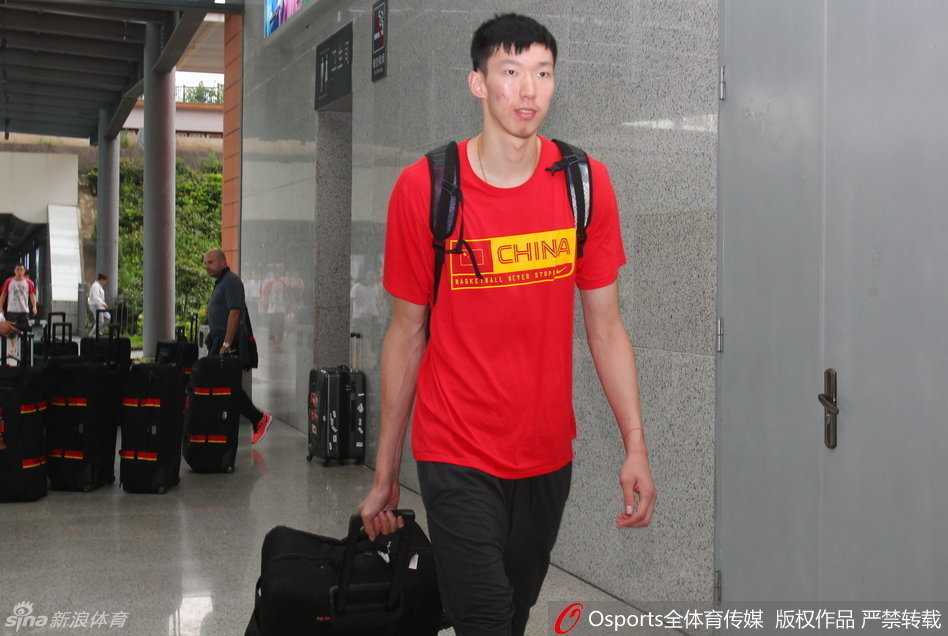 热血备战里约 中法男篮对抗赛回顾 周琦在内线高高跃起,用一记势大力沉的双手灌篮终结进攻,点燃全场激情