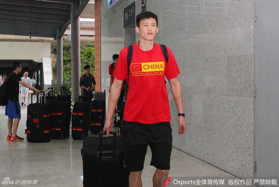 热血备战里约 中法男篮对抗赛回顾 邹雨宸在篮下卡位要球,肌肉紧绷,与法国壮汉进行着激烈的力量争夺