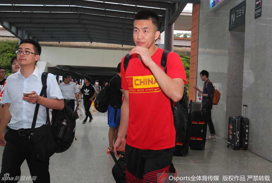 热血备战里约 中法男篮对抗赛回顾 丁彦雨航持球突破,面对法国队高大内线的补防,眼神中充满无所畏惧的斗志