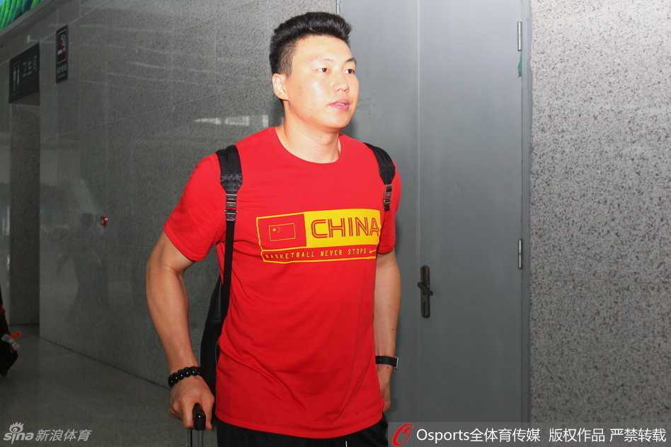 热血备战里约 中法男篮对抗赛回顾 宫鲁鸣指导在场边双手拢成喇叭状,神情专注地向场上的赵继伟面授机宜