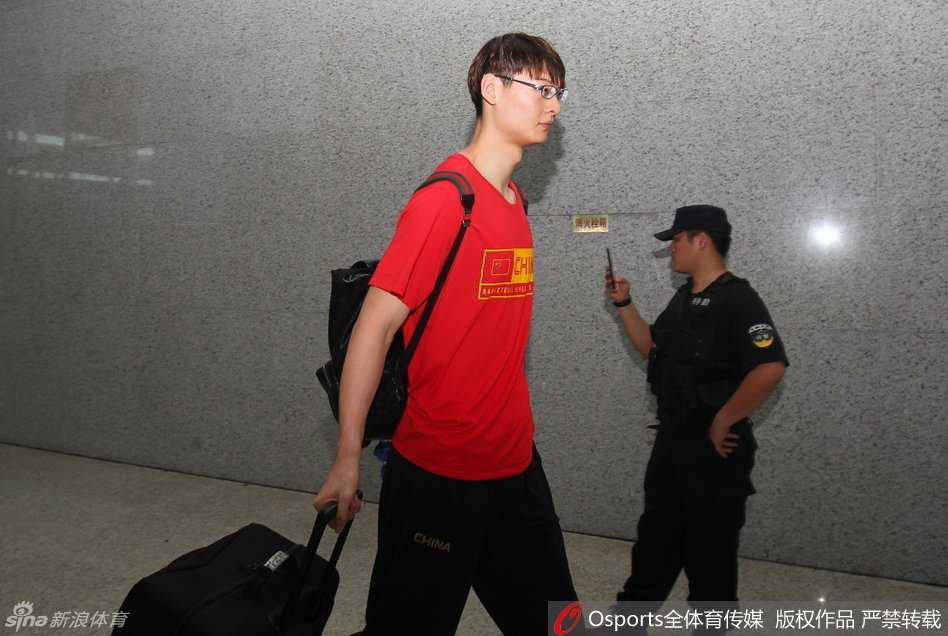 热血备战里约 中法男篮对抗赛回顾 郭艾伦像一道闪电般快速突破,甩开防守球员,展现出中国后卫的灵动与技巧