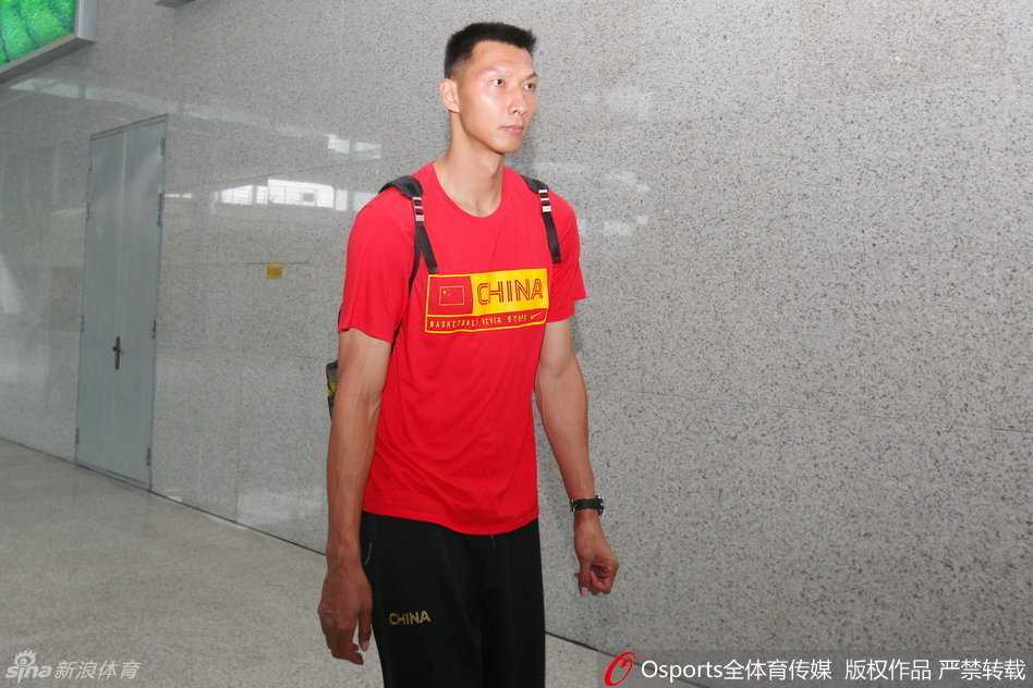 热血备战里约 中法男篮对抗赛回顾 易建联在法国队员严密防守下依然神情坚毅,高高跃起投出关键一球