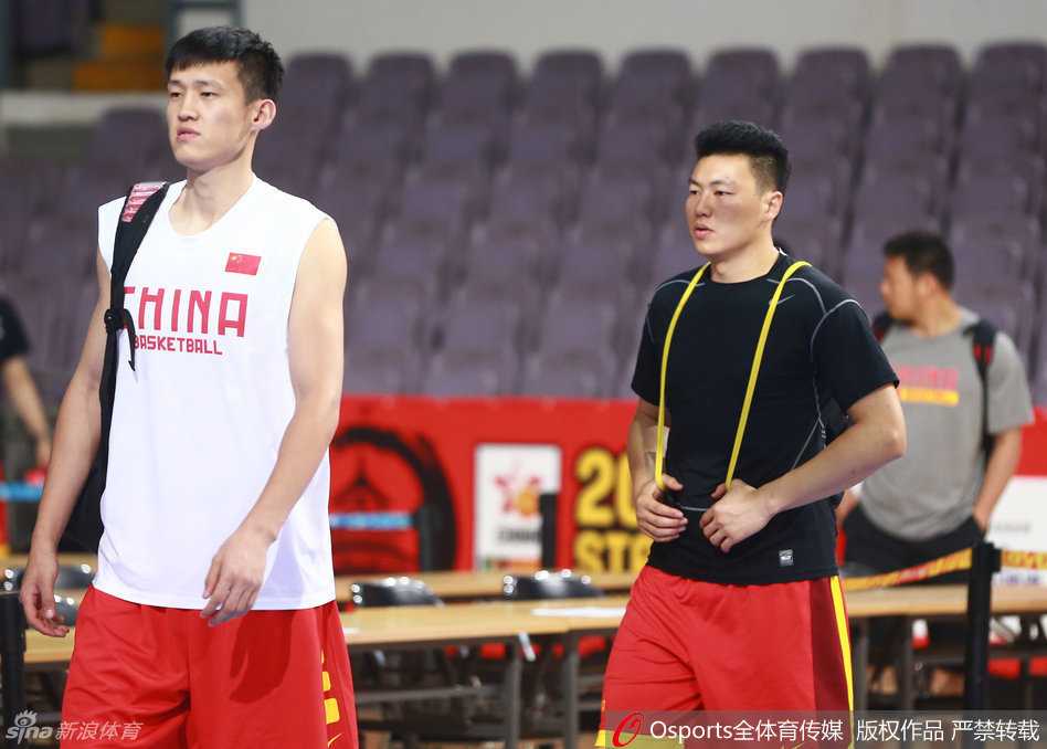 助教李楠专注指导，一旁的周鹏和李根认真聆听，三人神情严肃探讨战术