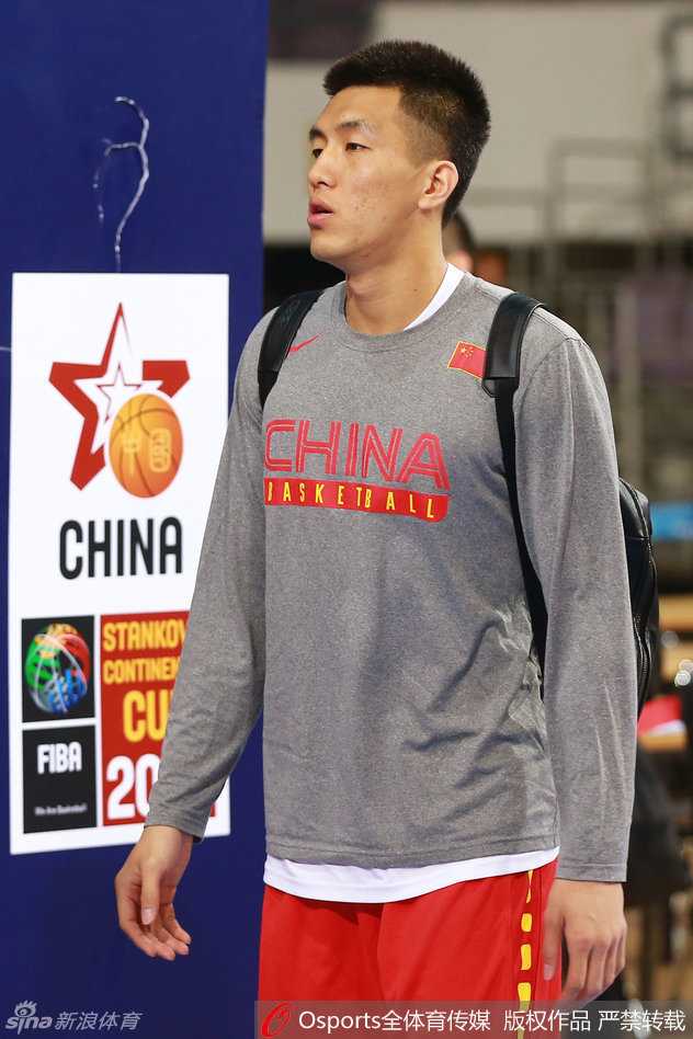 核心易建联低调抵达训练场，眼神平静而坚定，准备开始热身训练