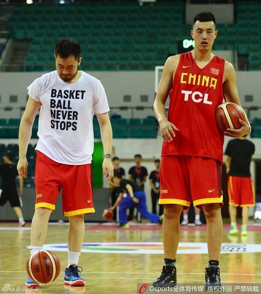 北京队的锋线悍将翟晓川眼神犀利，犹如一把出鞘的利剑，高高跃起在空中滞空投篮，皮球划过一道完美的弧线飞向篮筐。