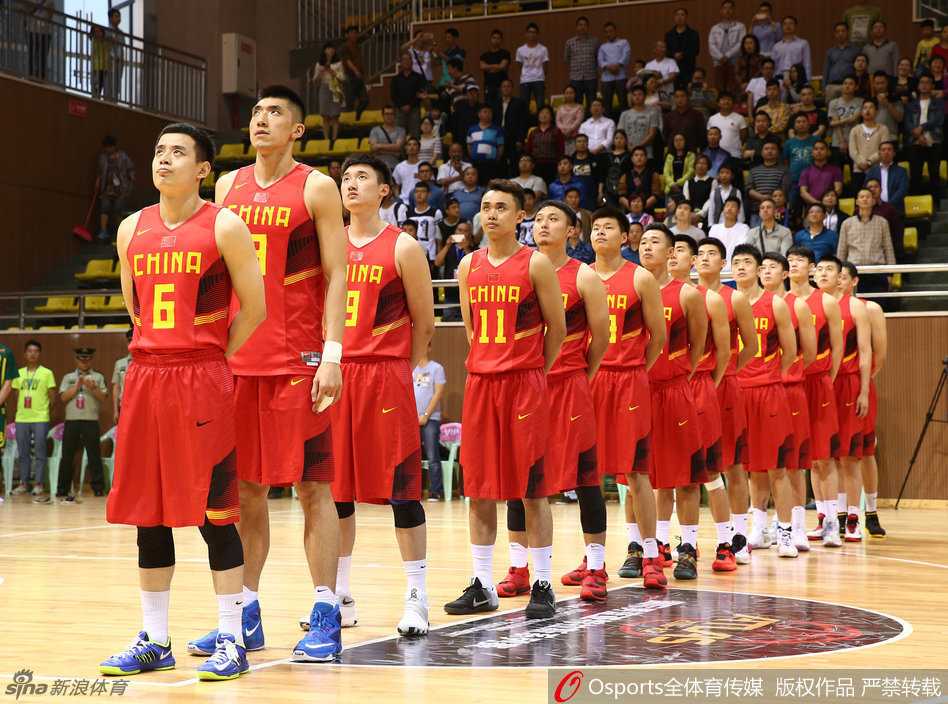 沈梓捷腾空而起送出一记惊天封盖，手臂舒展如大鹏展翅，彻底粉碎了对手的进攻企图