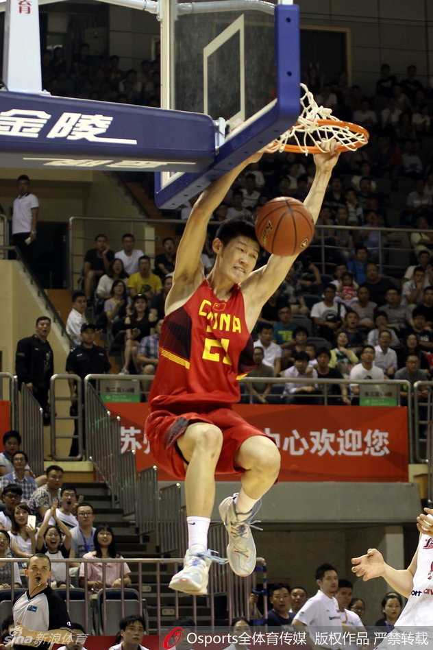 热血赛场上的坚实脚步 方硕眼神坚毅如铁,面对防守球员的贴身紧逼,他骤然加速带球突破,像一把尖刀直插对手腹地。