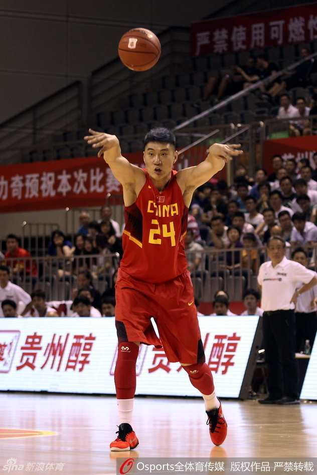 热血赛场上的坚实脚步 刘志轩持球面对防守,神情从容不迫,他敏锐地观察着队友的跑位,随时准备用精准的传球撕开对手的防线。