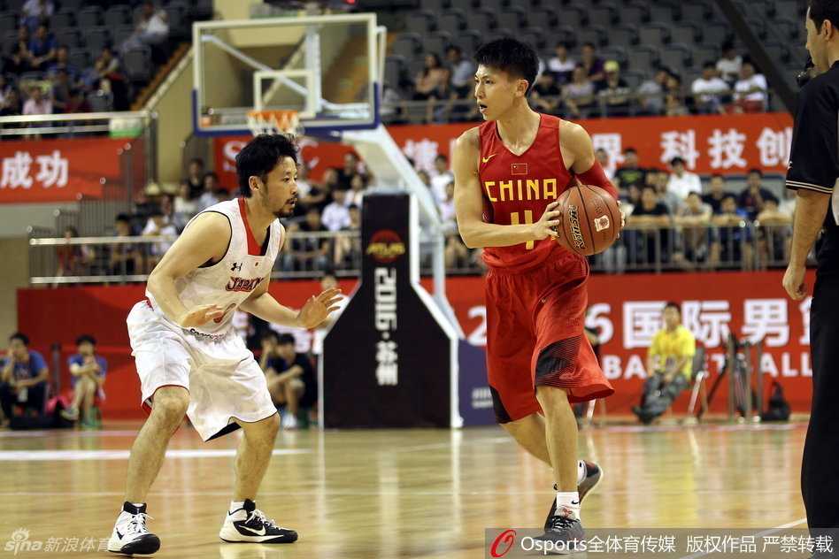 热血赛场上的坚实脚步 常林在篮下如同坦克般碾过防守,即使面对肌肉丛林的围堵,依然强行起跳将球放入篮筐,肌肉碰撞的声音仿佛穿透画面。