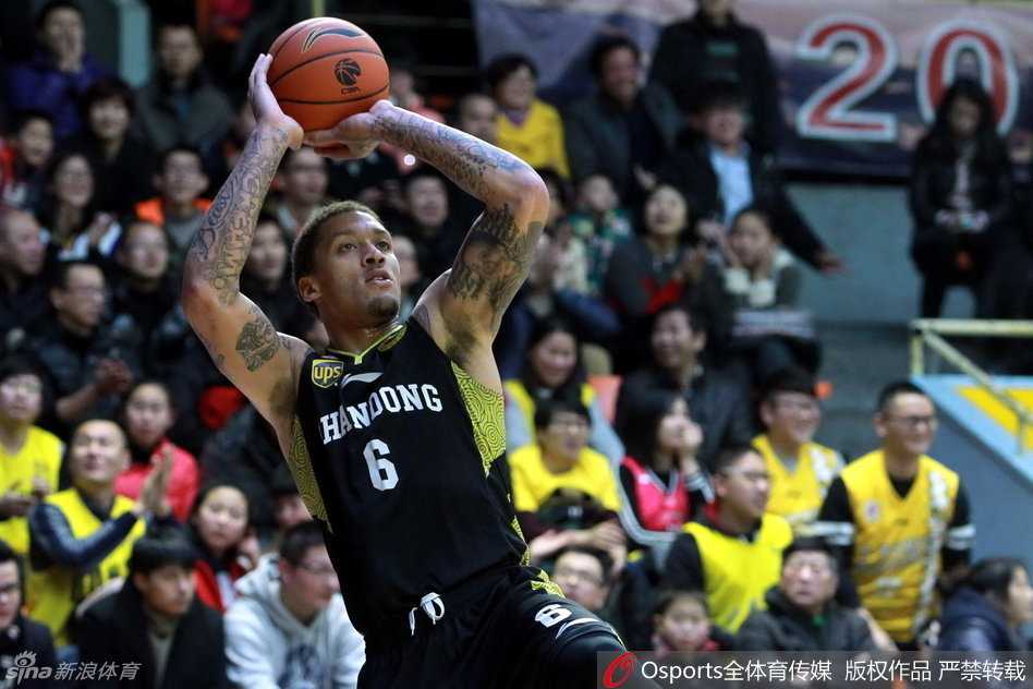 丁彦雨航压低重心，如同猎豹般迅猛地持球向篮下突破，眼神中充满攻击性