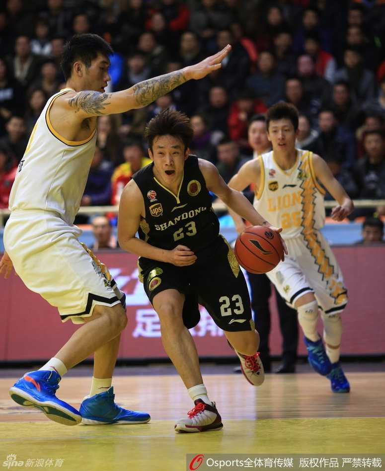 哈达迪利用身高优势，隔着防守球员单手将球狠狠砸进篮筐，展现出强大的内线统治力