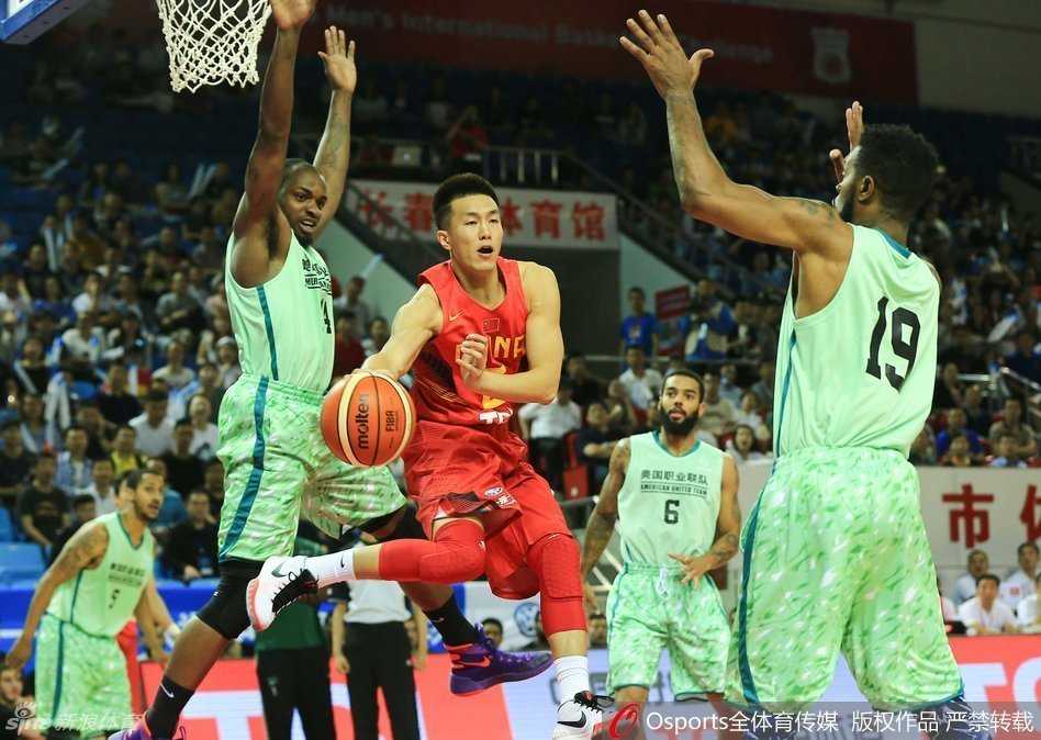 热血赛场,永不褪色的中国男篮记忆 丁彦雨航持球强行突破,他压低重心,眼神坚毅,瞬间撕开了对手的防线。