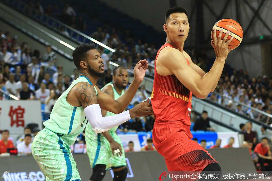 热血赛场,永不褪色的中国男篮记忆 易建联在低位背身单打,他用力倚住防守球员,寻找转身投篮的良机。