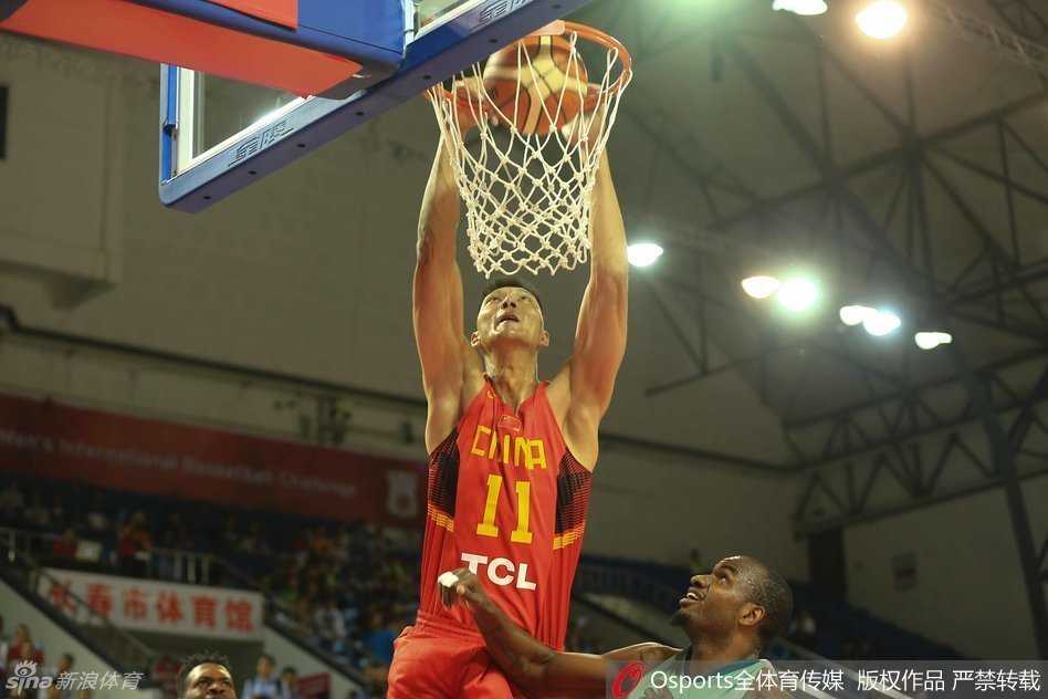热血赛场,永不褪色的中国男篮记忆 易建联犹如天神下凡,在防守队员头顶完成势大力沉的双手暴扣,整个篮架都在颤抖。