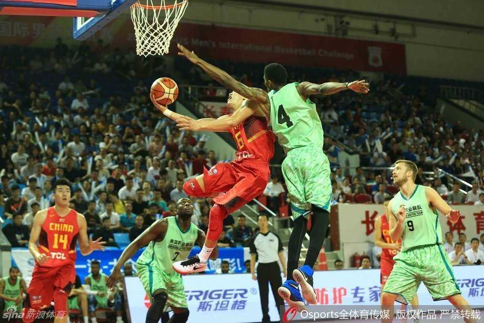 热血赛场,永不褪色的中国男篮记忆 郭艾伦在快攻中犹如一道闪电,他高高跃起,在空中舒展身体,完成一次精彩的飞身上篮。