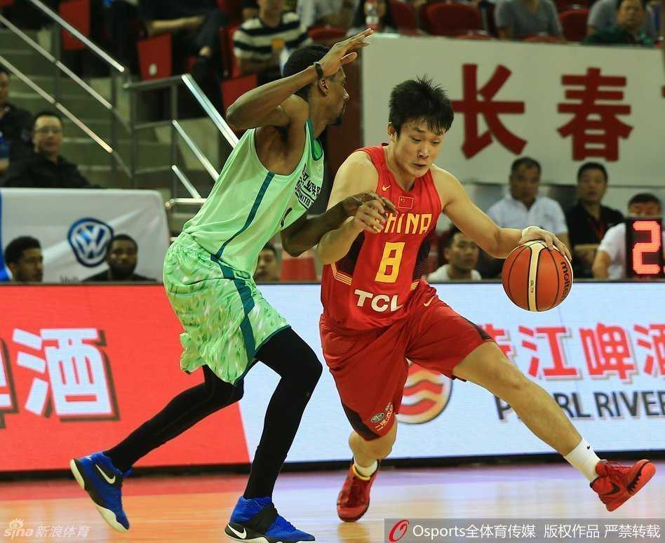 热血赛场,永不褪色的中国男篮记忆 完成一次精彩的进攻配合后,易建联与丁彦雨航在场边兴奋地击掌,彼此眼中满是信任与鼓励。