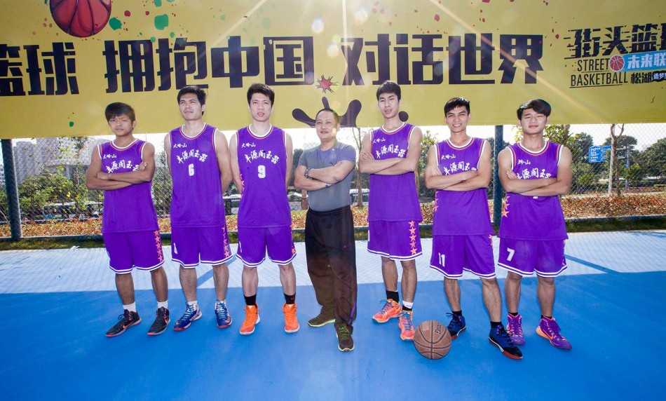 百分百队的核心球员叶财胜在场上闲庭信步，脸上洋溢着自信的笑容，身后的队友们正聚在一起商量着接下来的战术