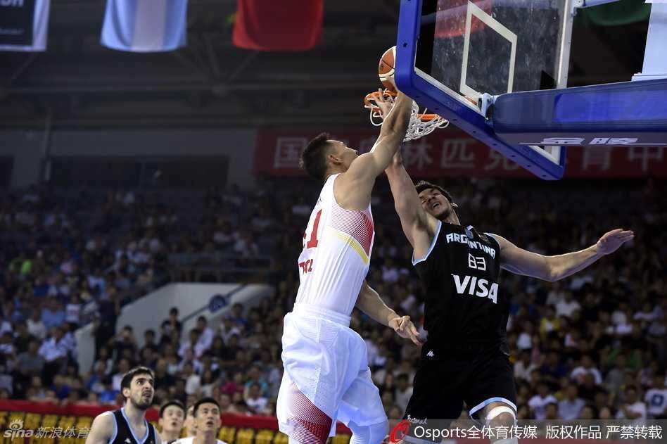 男篮核心易建联在对手内线强起，肌肉线条紧绷，宛如重型坦克般碾压防守，完成势大力沉的双手暴扣。