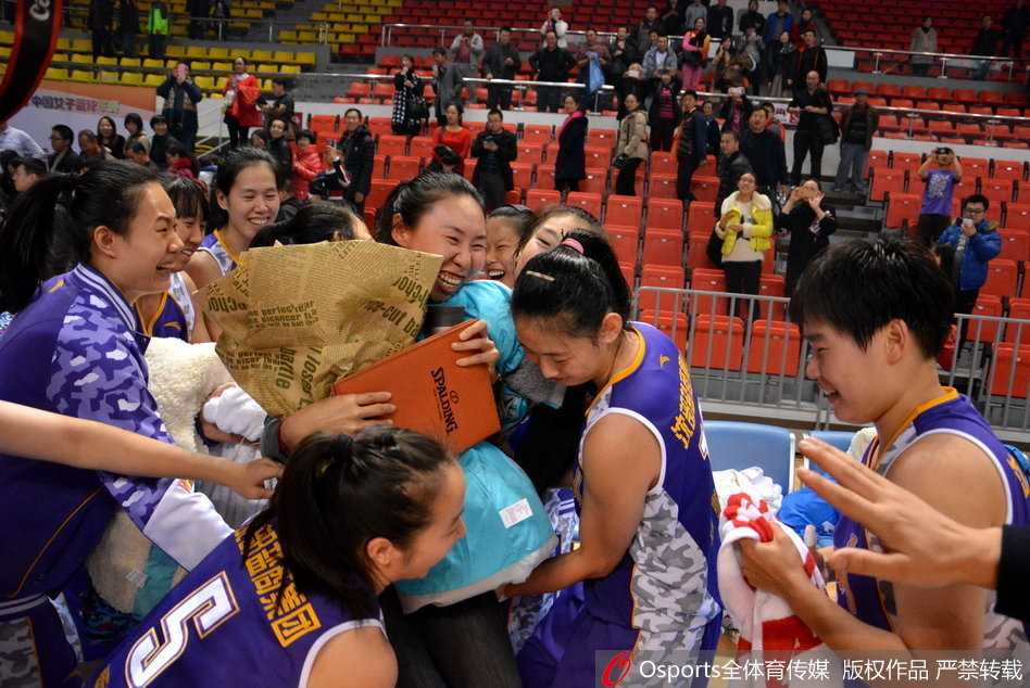 激烈的对抗中，一名球员痛苦倒地，队友和对手纷纷围拢，关切之情溢于言表，赛场瞬间被温情笼罩。