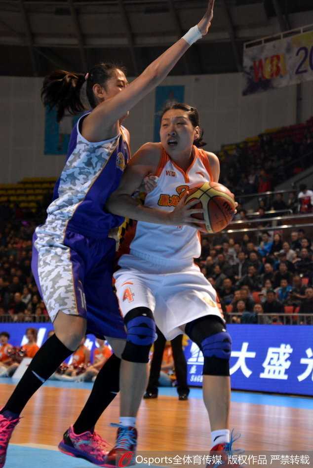裁判哨音未落，沈部与黑龙江队员在篮下肌肉碰撞，汗水飞溅出激烈的火花。