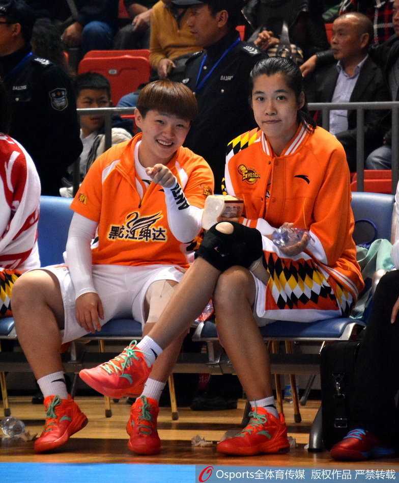 场下的苗立杰难得露出轻松笑容，她与队友谈笑风生，膝盖上却缠着厚厚的冰袋，诉说着老将的坚韧。