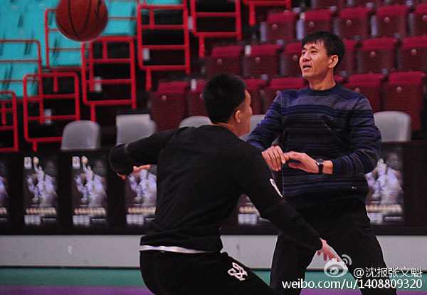 成功防下儿子一球后，郭爸爸脸上露出欣慰又自豪的微笑，那是一种见证孩子成长又依然能与之并肩作战的满足感。