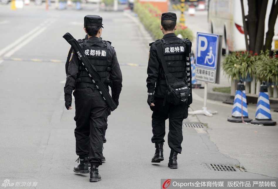 特警护航显决心 四川男篮平静备战总决赛 四川男篮全体队员集结完毕,全副武装走出酒店,准备登上大巴。队伍表情严肃而专注,展现出迎难而上的团队决心。