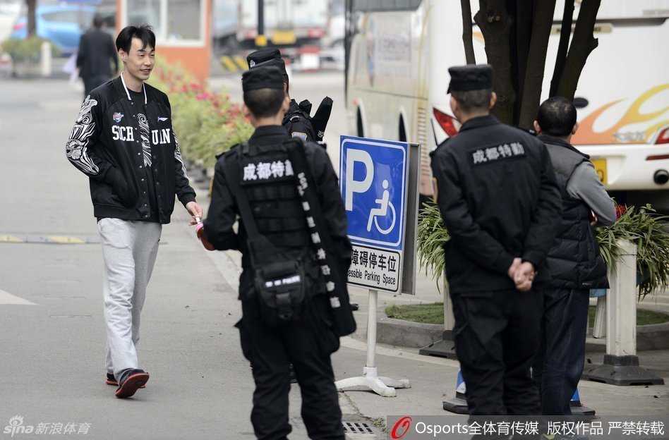 特警护航显决心 四川男篮平静备战总决赛 老将孟达在前往训练途中,面对身旁全副武装的执勤特警,神情轻松地露出微笑,仿佛外界的喧嚣与紧张都与他无关。
