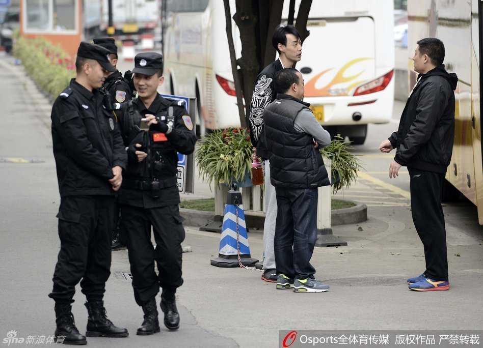 特警护航显决心 四川男篮平静备战总决赛 四川男篮主帅杨学增在特警注视下准备登上训练大巴,他步伐稳健,神态自若,胸有成竹地走向即将进行苦战的训练馆。