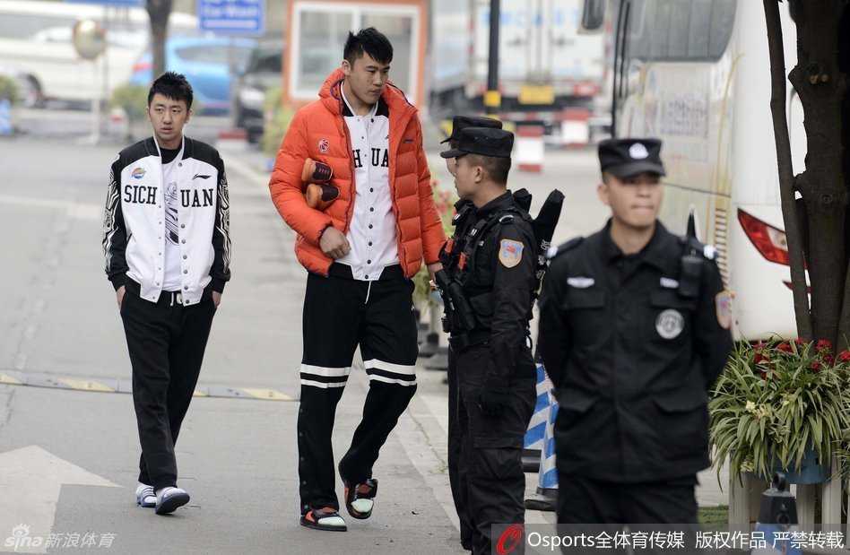 特警护航显决心 四川男篮平静备战总决赛 多名特警在四川队下榻酒店及训练场馆周边进行高密度巡逻,警灯闪烁,确保总决赛后续赛事环境的绝对安全与秩序。