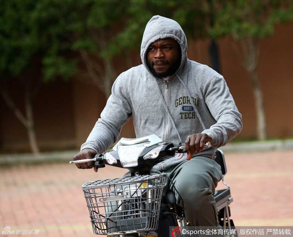 阿联在篮下展现完美的肌肉线条，一记势大力沉的单手劈扣，防守者只能望球兴叹，这是属于他的禁飞区。