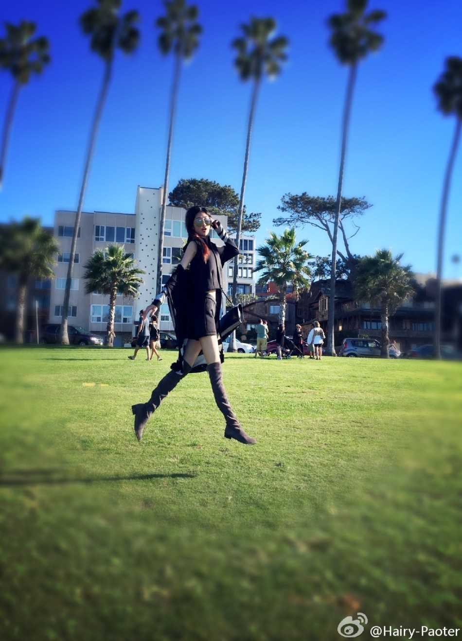 王仕鹏与爱妻李跑幸福同框,退役名宿的“白富真善美”人生赢家 李跑身着一袭优雅长裙,纤细的腰肢在镜头前勾勒出完美曲线,回眸一笑间尽显温婉动人的气质。