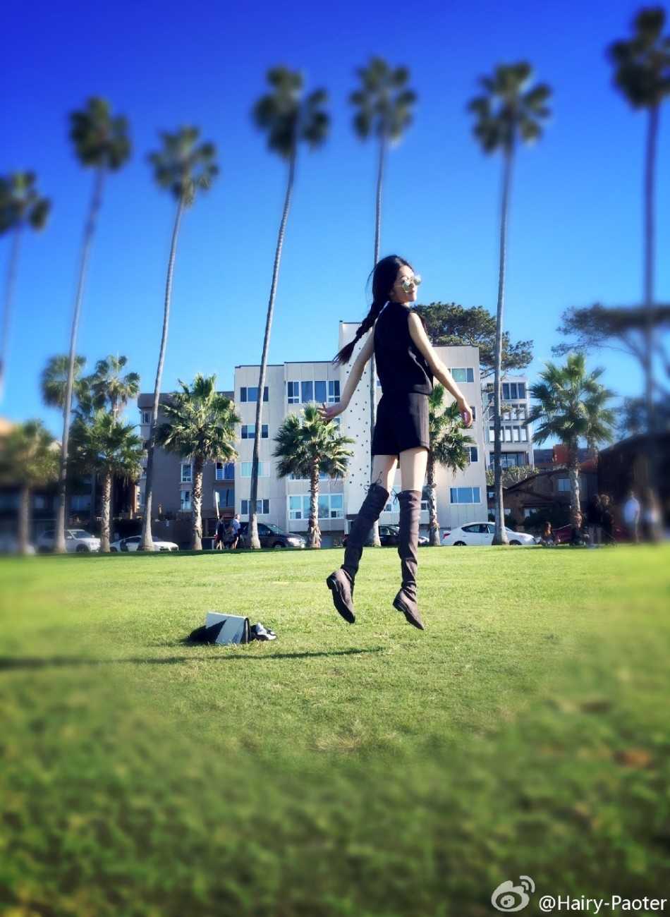 王仕鹏与爱妻李跑幸福同框,退役名宿的“白富真善美”人生赢家 李跑身着时尚服饰漫步街头,随性的姿态中透露出大气与从容,仿佛自带光芒的都市风景线。