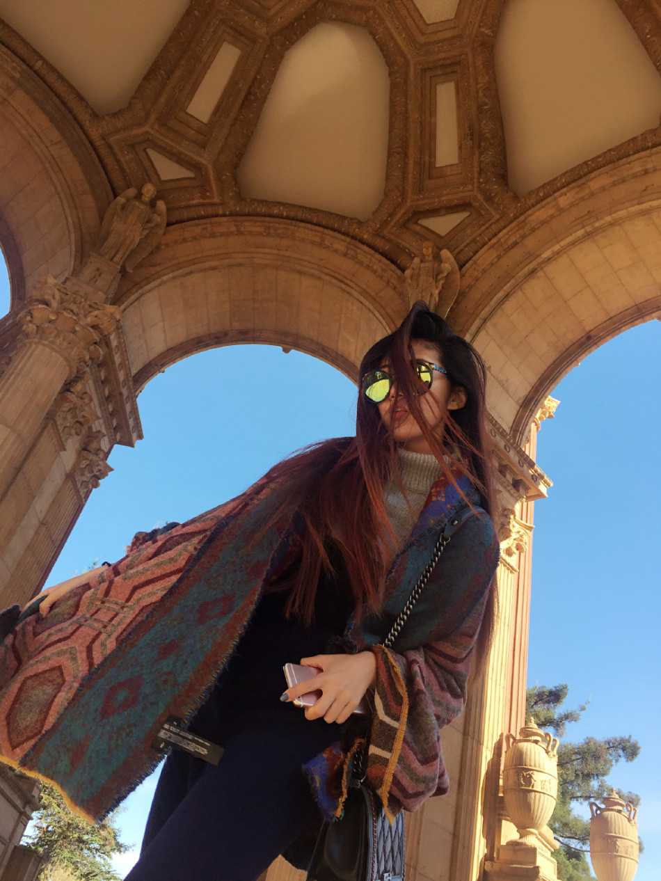 王仕鹏与爱妻李跑幸福同框,退役名宿的“白富真善美”人生赢家 在温暖的阳光下,李跑的笑容明媚而治愈,简约的穿着难掩其超模般的身材比例,尽显健康之美。