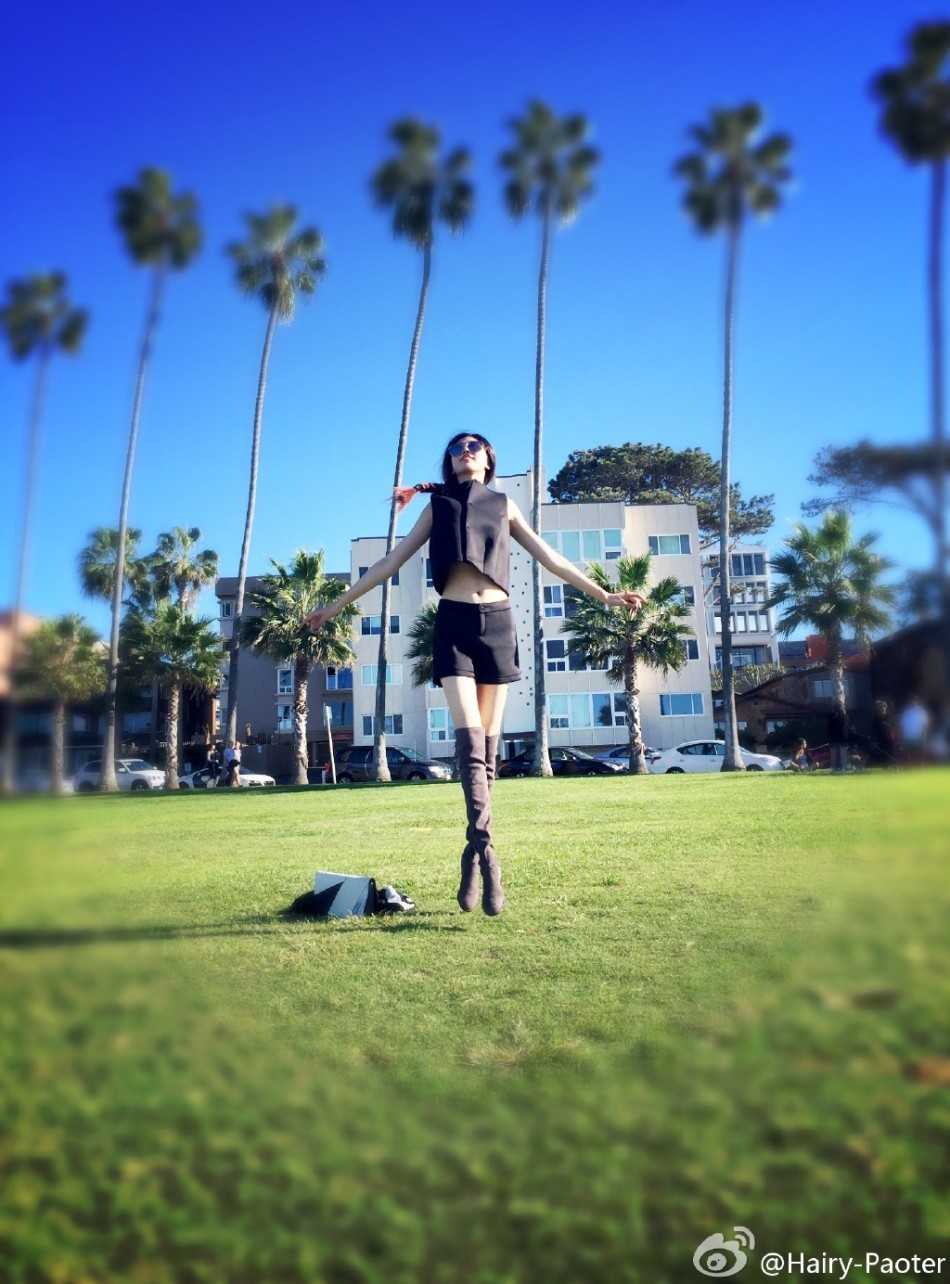 王仕鹏与爱妻李跑幸福同框,退役名宿的“白富真善美”人生赢家 李跑以简约时尚的装扮出镜,精致的五官在光影下显得立体深邃,眼神中透露出知性与自信的魅力。