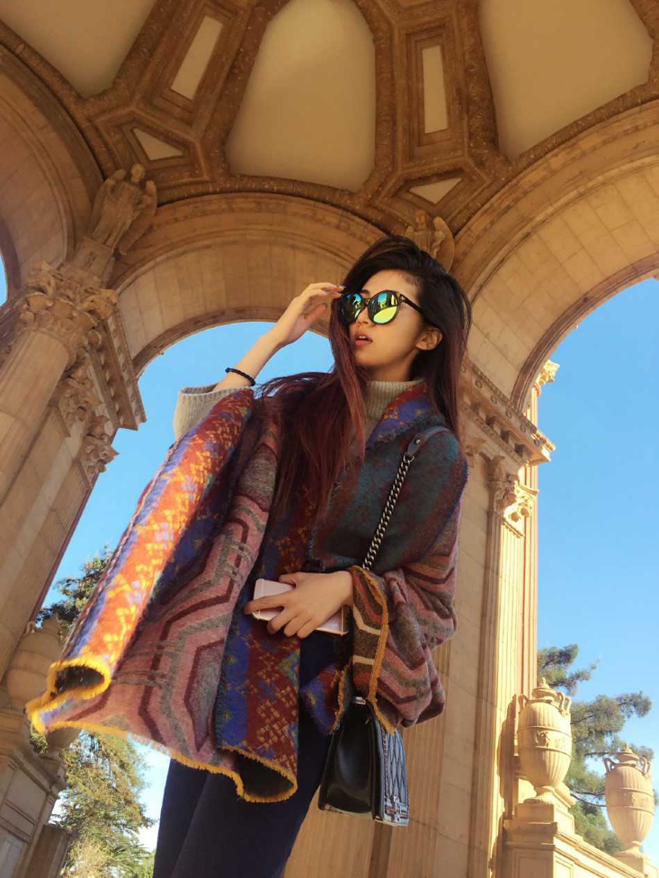 王仕鹏与爱妻李跑幸福同框,退役名宿的“白富真善美”人生赢家 李跑轻抚秀发,举手投足间流露出不经意的优雅,精致的妆容与深邃的眼眸相得益彰,极具高级感。