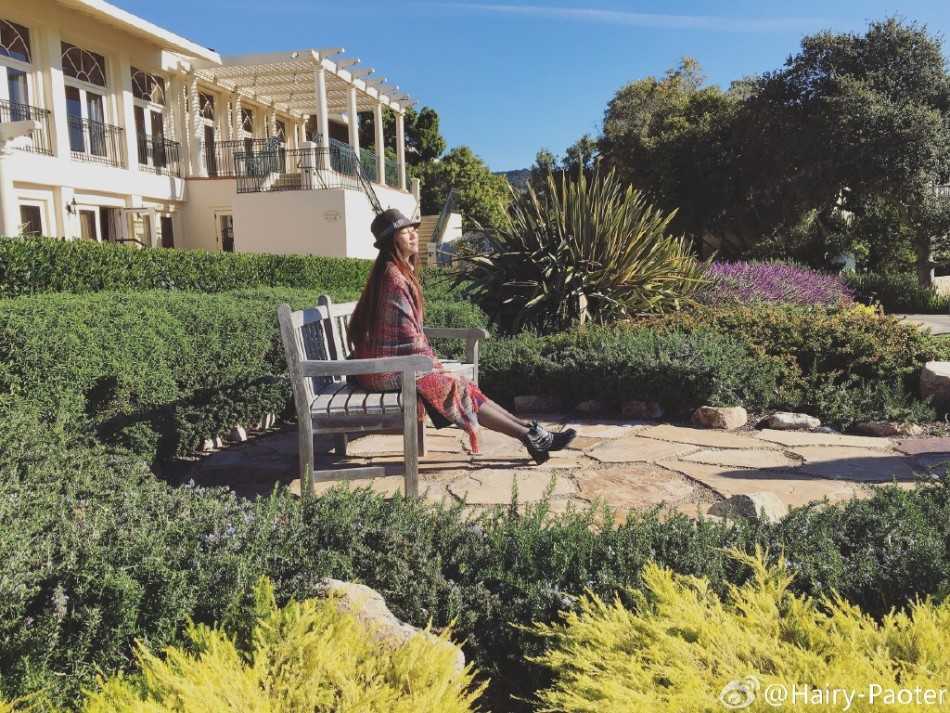 王仕鹏与爱妻李跑幸福同框,退役名宿的“白富真善美”人生赢家 李跑回眸瞬间被抓拍,飘逸的发丝与自信的眼神充满故事感,完美诠释了现代女性的独立与柔美。