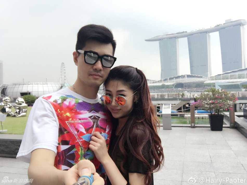 王仕鹏与爱妻李跑头挨着头甜蜜自拍，两人脸上洋溢着幸福的笑容，背后的美景成了最好的陪衬