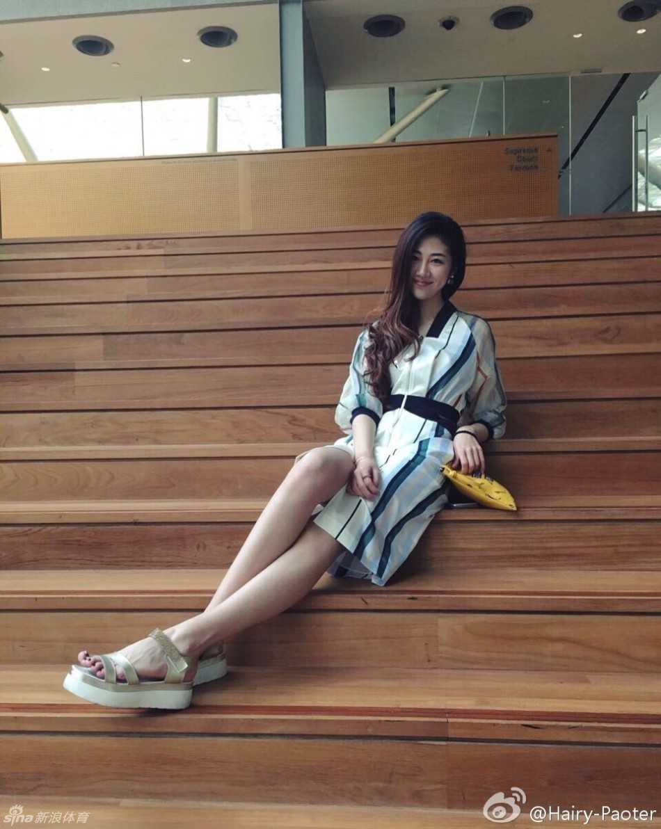 李跑与闺蜜头挨着头亲密自拍，两人妆容精致笑容灿烂，展现了姐俩好的深厚情谊