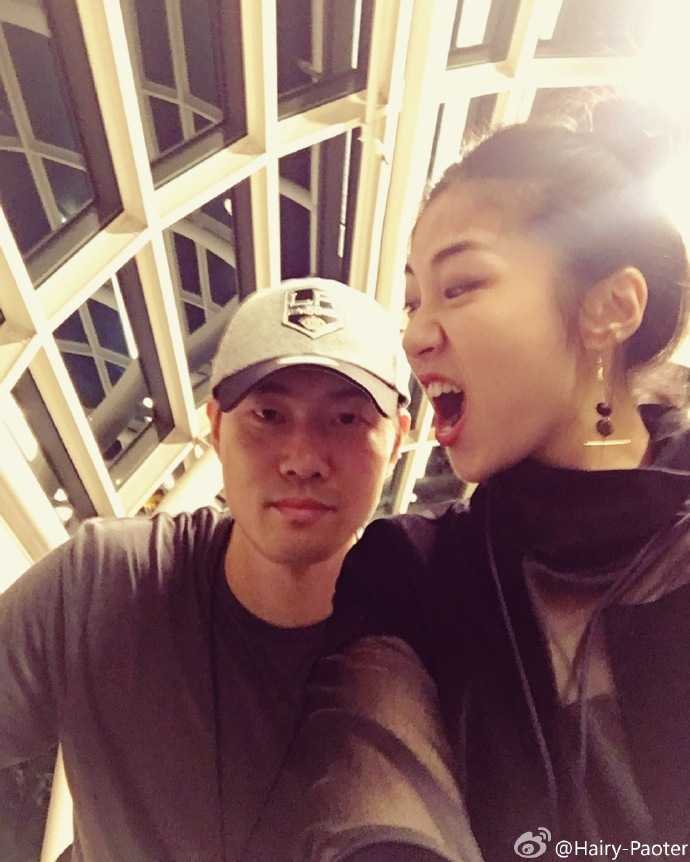 李跑在这张照片中巧妙地变换了搞怪表情，她俏皮地嘟起嘴巴，眼睛却笑得弯成了月牙，仿佛在对镜头说“快看我是不是很厉害”，展现了她在老公面前天真烂漫的一面。